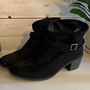 AE • Slouchy Suede Booties 8.5